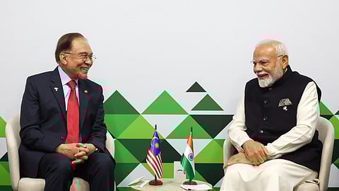 பிரிக்ஸ் மாநாட்டினிடையே ரியோ டிஜெனீரோவில் மலேசிய பிரதமா் அன்வா் இப்ராஹிமுடன் ஆலோசனை மேற்கொண்ட பிரதமா் நரேந்திர மோடி.