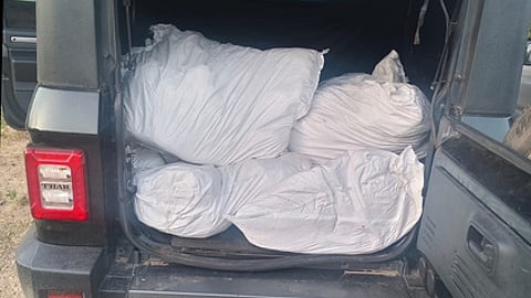 பறிமுதல் செய்யப்பட்ட புகையிலைப் பொருள்கள்