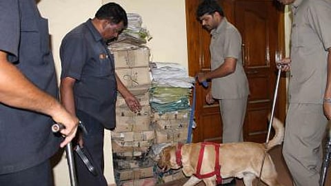ஹைதராபாத்தில் 4 முக்கிய இடங்களுக்கு வெடிகுண்டு மிரட்டல் விடுக்கப்பட்டுள்ளது.