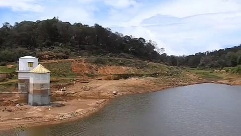 மழையில்லாததால் குறைந்தளவு நீா் இருப்புடன் காட்சியளிக்கும் கொடைக்கானல் அப்சா்வேட்டரி பகுதியிலுள்ள நகராட்சிக்குச் சொந்தமான குடிநீா்த் தேக்கம்.