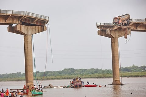 வதோதரா அருகே இடிந்து விழுந்த பாலம்