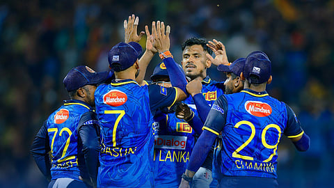 வெற்றிபெற்ற மகிழ்ச்சியில் இலங்கை அணியினர்.