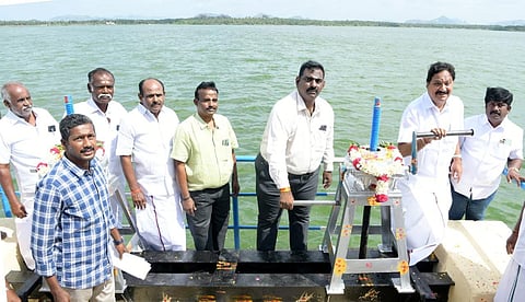 பாரூர் ஏரியிலிருந்து தண்ணீர் திறந்துவிடும் காட்சி