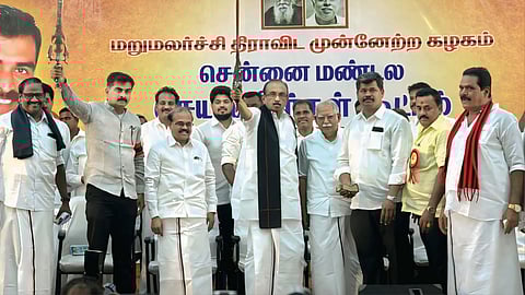 பூந்தமல்லியில் நடைபெற்ற செயல்வீரர்கள் கூட்டத்தில் பொதுச்செயலர் வைகோ, முதன்மை செயலர் துரை வைகோ ஆகியோருக்கு நிர்வாகிகள் பரிசளித்த வெள்ளி வாள்...