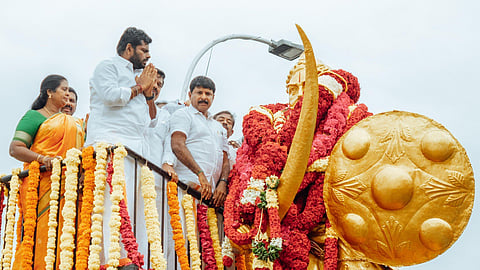 அழகுமுத்துக் கோன் சிலைக்கு மரியாதை செலுத்திய தமிழக முன்னாள் பாஜக தலைவர் அண்ணாமலை.