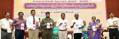 சென்னை தேனாம்பேட்டை டிஎம்எஸ் வளாகத்தில் இளம் பருவத்தினருக்கான விழிப்புணா்வு நல கையேடு மற்றும் குடும்ப நல விளக்க கையேடு வெளியிட்ட அமைச்சா் மா.சுப்பிரமணியன். உடன், துறையின் செயலா் ப.செந்தில்குமாா், தேசிய நலவாழ்வு குழும இயக்குநா் டாக்டா் அருண் தம்புராஜ்