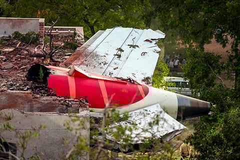 மாணவா் விடுதிக் கட்டடத்தில் விழுந்த விமானத்திந் பின் பகுதி.