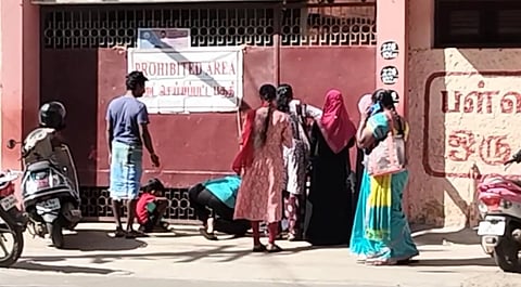 தேர்வு எழுதுவதற்கு தேர்வு மையங்களுக்கு தாமதமாக வந்தவர்களுக்கு அனுமதி மறுக்கப்பட்டுள்ளதால் கதறி அழுத தேர்வர்கள்.