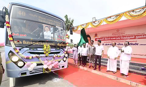 திருவண்ணாமலையில் தமிழ்நாடு அரசு போக்குவரத்துக் கழகத்தின் சார்பில் 2 புதிய வழித்தடங்களில் மகளிர் விடியல் பயணத் திட்ட புதிய நகரப் பேருந்துகளையும், 4 வழித்தடங்களில் புதிய குளிர்சாதன புறநகர் பேருந்துகளையும் கொடியசைத்து தொடங்கி வைத்தார் துணை முதல்வர் உதயநிதி ஸ்டாலின்.