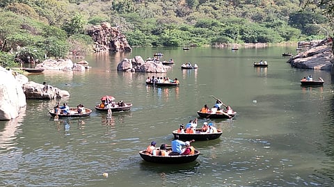 ஒகேனக்கல் காவிரி ஆற்றில் பரிசல் பயணம் மேற்கொள்ளும் சுற்றுலாப் பயணிகள்