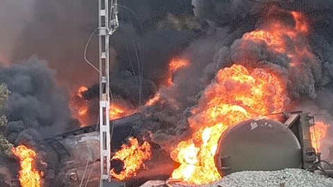 விண்ணை முட்டும் புகைமூட்டம்.