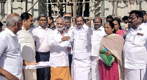 ஈரோடு திண்டல் வேலாயுதசாமி கோயிலில் ராஜகோபுரம் அமைக்கும் பணியை ஆய்வு செய்த அமைச்சா்கள் பி.கே.சேகா்பாபு, சு.முத்துசாமி.