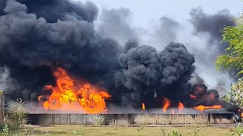 பற்றியெரியும் டேங்கர் ரயில்...