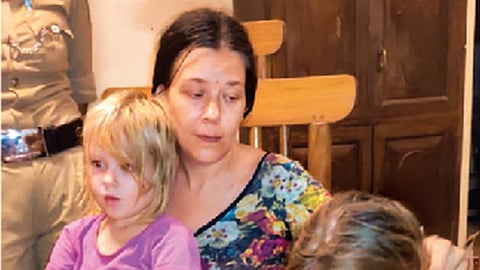 கர்நாடகத்தின் அடர்ந்த வனப்பகுதியிலிருந்து மீட்கப்பட்ட 
ரஷிய பெண்ணும் அவரது குழந்தைகளும்.