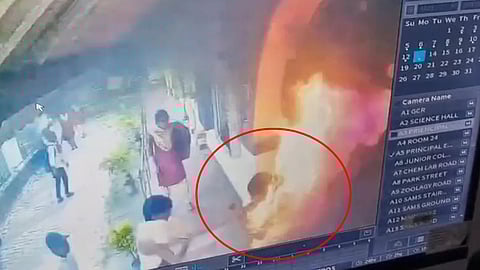 முதல்வர் அறையின் வெளியே தீக்குளித்த மாணவி.