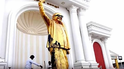 கருணாநிதி சிலை மீது கறுப்பு பெயிண்ட்