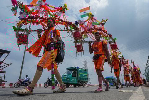 புது தில்லியில் செவ்வாய்க்கிழமை காவடியெடுத்துச் சென்ற கான்வா்கள்.