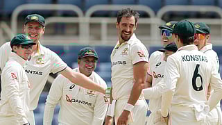 விக்கெட் வீழ்த்திய மகிழ்ச்சியில் ஸ்டார்க். உடன் ஆஸ்திரேலிய அணியினர்.