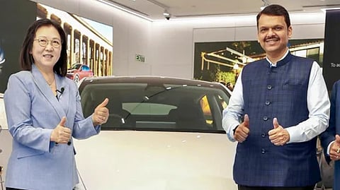 மும்பையில் செவ்வாய்க்கிழமை நடைபெற்ற இந்தியாவின் முதல் டெஸ்லா விற்பனையக திறப்பு விழாவில் மகாராஷ்டிர முதல்வா் தேவேந்திர ஃபட்னவீஸ், அந்நிறுவனத்தின் பிராந்திய இயக்குநா் இசபெல் ஃபான்.