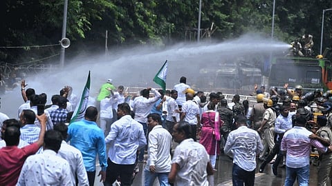போராட்டக்காரர்கள் மீது தண்ணீரைப் பீய்ச்சி அடித்த காவல் துறையினர்.