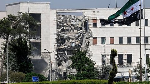 டமாஸ்கஸில் உள்ள சிரியா ராணுவ மற்றும் பாதுகாப்புத் துறை அமைச்சக தலைமையகத்தில் இஸ்ரேல் நடத்திய தாக்குதலால் சேதமடைந்த பகுதி.