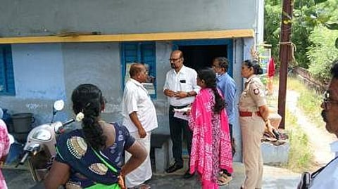 பள்ளிபாளையம் அன்னை இந்திரா நகரில் வியாழக்கிழமை விசாரணை மேற்கொண்ட மருத்துவ நலப் பணிகள் குழு இணை இயக்குநா் ராஜ்மோகன் மற்றும் அதிகாரிகள்.