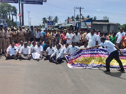 பல்வேறு கோரிக்கைகளை வலியுறுத்தி சென்னை-திருப்பதி தேசிய நெடுஞ்சாலையில் மறியல் போராட்டத்தில் ஈடுபட்ட டிட்டோ-ஜாக் அமைப்பினர்.