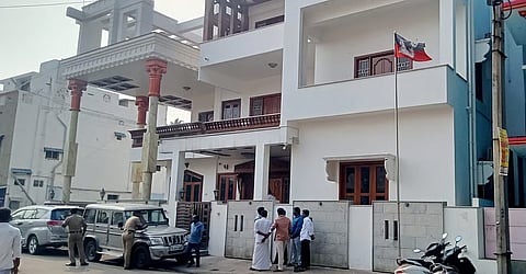 லஞ்ச ஒழிப்புத்துறையினர் சோதனை நடத்தி வரும் பண்ருட்டி அதிமுக முன்னாள் எம்எல்ஏ சத்யா பன்னீர்செல்வம் வீடு