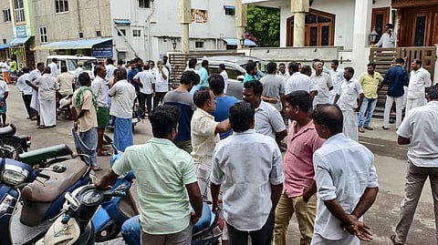 18பிஆா்டிபி5
பண்ருட்டியில்   ஊழல் தடுப்பு   போலீஸாா்   சோதனை செய்த   முன்னாள்   எம்எல்ஏ., சத்யா   பன்னீா்செல்வம் வீடு.