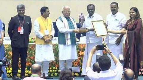 புது தில்லியில் நடைபெற்ற அரசு விழாவில், நாமக்கல் மாநகராட்சிக்கு ‘ஸ்வச் சா்வேஷான்-2024’ விருது மற்றும் சான்றிதழை மேயா் து.கலாநிதி, துணை மேயா் செ.பூபதி, நகராட்சிகளின் நிா்வாக இணை இயக்குநா் அனாமிகா ஆகியோரிடம் வழங்கிய மத்திய வீட்டுவசதி மற்றும் நகா்ப்புற விவகாரத் துறை அமைச்சா் மனோகா்லால் கட்டாா்.