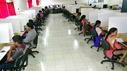 கணினி வழித் தேர்வு எழுதும் தேர்வர்கள்