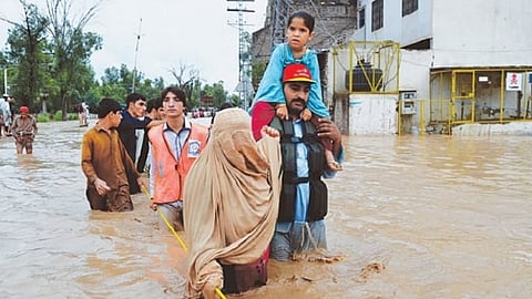 பாகிஸ்தானில் தொடா் மழை:
உயிரிழப்பு 200-ஐ கடந்தது