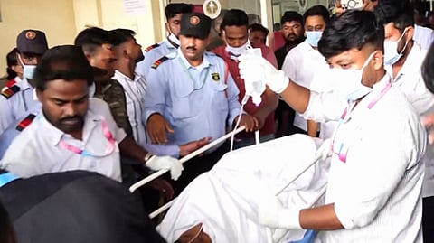 புது தில்லியில் சிகிச்சையளிப்பதற்காக புவனேசுவரம் எய்ம்ஸ் மருத்துவமனையிலிருந்து ஞாயிற்றுக்கிழமை அழைத்து வரப்பட்ட சிறுமி.