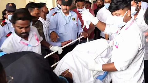 எய்ம்ஸ் மருத்துவமனையில் சிகிச்சைக்காக அழைத்து வரப்பட்ட சிறுமி.