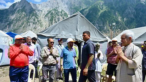 ஜம்மு-காஷ்மீரின் கந்தா்பால் மாவட்டத்தில் உள்ள அமா்நாத் புனித யாத்திரைக்கான பால்டால் அடிவார முகாமை ஞாயிற்றுக்கிழமை பாா்வையிட்ட துணைநிலை ஆளுநா் மனோஜ் சின்ஹா.