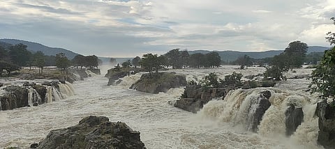 ஒகேனக்கல் காவிரியில் கரைபுரண்டோடும் வெள்ளம்.