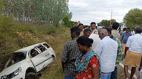 கார் கவிழ்ந்த விபத்து.