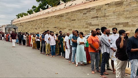 அருணாசலேஸ்வரா் கோயில் வெளியே தரிசனத்துக்காக நீண்ட வரிசையில் காத்திருந்த பக்தா்கள்.