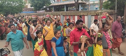 ஆடி காா்த்திகை விரதத்தையொட்டி முருகன் கோயிலில்களில் ஏராளமான பக்தா்கள் பால் குடம் எடுத்து வந்து சுவாமி தரிசனம் செய்தனா்.
