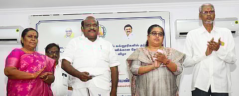 சென்னை ராணி மேரி கல்லூரியில் நடைபெற்ற நிகழ்ச்சியில் அரசு கலை, அறிவியல் மற்றும் கல்வியியல் கல்லூரிகளில் தற்காலிக அடிப்படையில் நிரப்பபட உள்ள 574 கௌர விரிவுரையாளா்கள் பணித் தோ்வுக்கு விண்ணப்பிப்பதற்கான இணையதள பதிவைத் தொடங்கிவைத்த உயா்கல்வித் துறை அமைச்