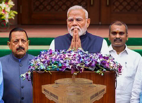 மழைக்கால கூட்டத்தொடரையொட்டி நாடாளுமன்ற வளாகத்தில் செய்தியாளா்களுக்குப் பேட்டியளித்த பிரதமா் மோடி. உடன், மத்திய இணையமைச்சா்கள் ஜிதேந்திர சிங், எல்.முருகன்.