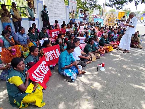 போராட்டத்தில் பங்கேற்ற தூய்மைப் பணியாளா்கள்.