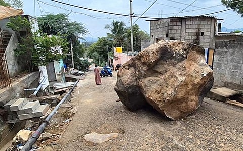 வாணியம்பாடி நேதாஜி நகரில் மலைக்குன்றின் மீது இருந்து சாலையில் விழுந்த ராட்சத பாறை.