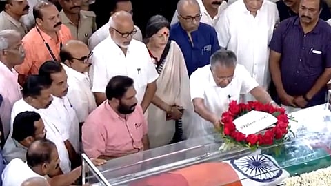 அச்சுதானந்தன் உடலுக்கு அஞ்சலி செலுத்திய கேரள முதல்வர் பினராயி விஜயன்.