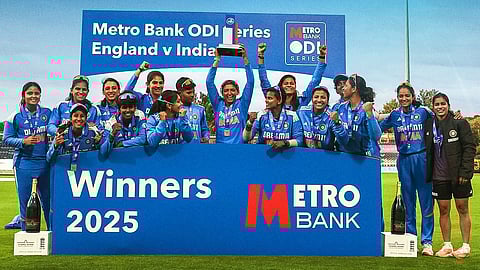 தொடரை வென்ற மகிழ்ச்சியில் இந்திய மகளிரணியினர்.
