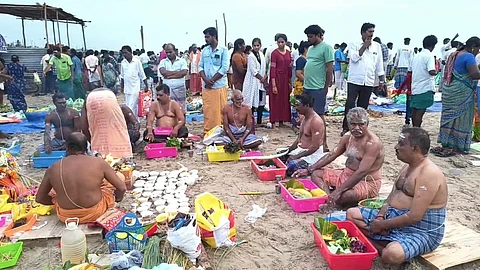 காமேஸ்வரம் கடற்கரையில் முன்னோர்களுக்கு திதி கொடுக்கும் மக்கள்