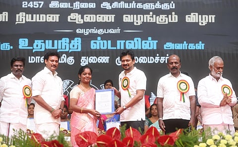 2,430 இடைநிலை ஆசிரியா்களுக்கு பணிநியமன ஆணைகளை வழங்கிய துணை முதல்வா் உதயநிதி ஸ்டாலின்