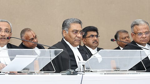 சென்னை உயா்நீதிமன்றத்தில் வியாழக்கிழமை நடைபெற்ற பிரிவு உபசார விழாவில் பேசிய நீதிபதி ஆா்.சுப்பிரமணியன். உடன், தலைமை நீதிபதி எம்.எம்.ஸ்ரீவாஸ்தவா உள்ளிட்டோா்.