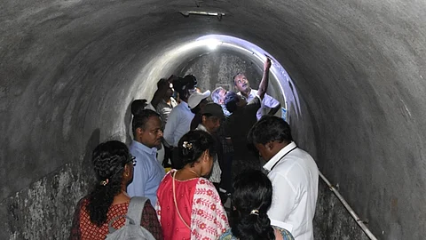 மேட்டூர் அணையில் ஆய்வு மேற்கொண்ட பாதுகாப்புக் குழு.