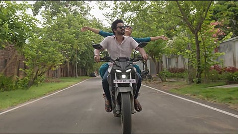 Promo video of the song Minnali.